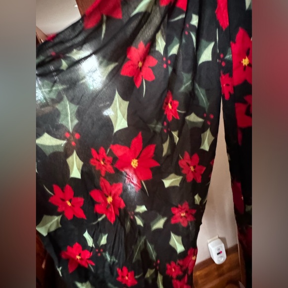 Holiday poinsettia scarf✨ - Picture 1 of 8